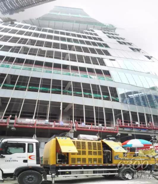 徐工超高壓車載泵在現(xiàn)場持續(xù)施工，對建筑體260米以上施工平臺進(jìn)行混凝土澆筑