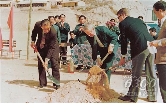 出席動(dòng)工儀式