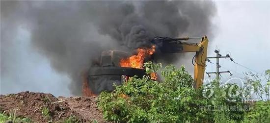 　　不管是進(jìn)口品牌還是國產(chǎn)品牌，不管是500萬的大挖還是5萬塊錢的小挖，在火災(zāi)面前都是平等的。為了防止意外損失的發(fā)生，大家有必要了解一些挖掘機(jī)失火原因，以及發(fā)生火災(zāi)時(shí)應(yīng)該如何救援。