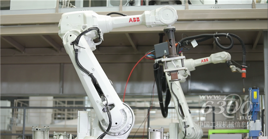 工業(yè)機(jī)器人、數(shù)控加工中心等裝備