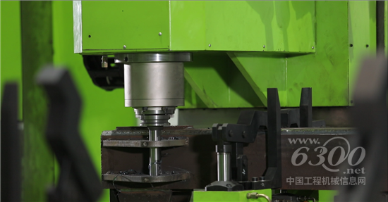 工業(yè)機(jī)器人、數(shù)控加工中心等裝備