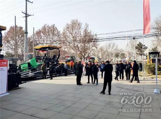 山推舉行徐州大型路面機(jī)械推介會