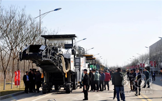 山推召開2019年全國大型道機(jī)產(chǎn)品推介會(huì)