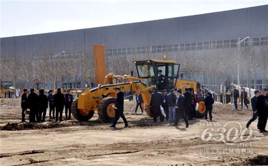 山推召開2019年全國大型道機(jī)產(chǎn)品推介會(huì)