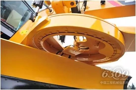 三一C8系列平地機(jī)作業(yè)裝置采用回轉(zhuǎn)支承結(jié)構(gòu) 