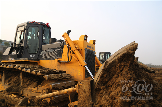 山推16L推土機(jī)施工作業(yè)