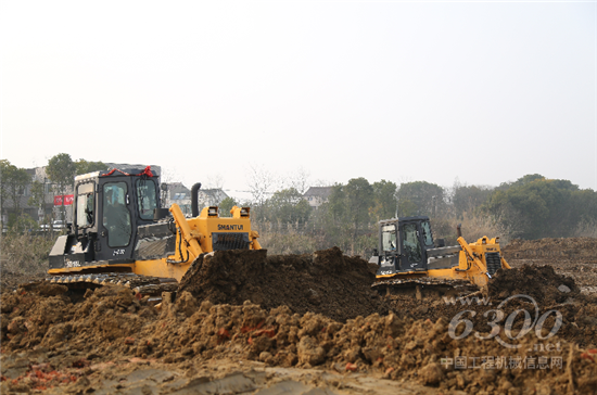 當(dāng)前累計有上百臺山推推土機(jī)在新孟河各標(biāo)段施工