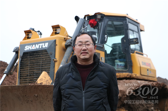 曹昌海和他的山推推土機(jī)