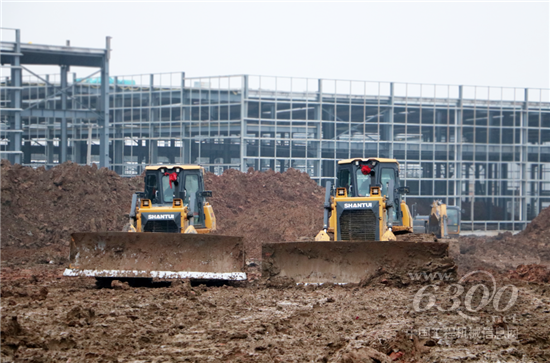 在南京飛燕活塞環(huán)新廠區(qū)施工的兩臺DH17C2推土機(jī)