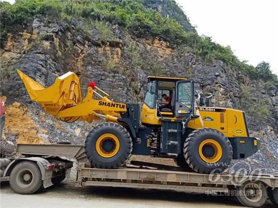 隧道王山推SL58H側(cè)卸裝載機順利交機