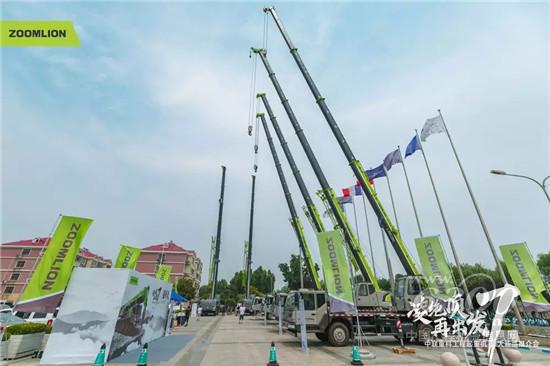 　　7月4日，以“凌絕頂 再出發(fā)”為主題的中聯(lián)重科工程起重機公司七大新品發(fā)布會在山東省青島市隆重舉行。中聯(lián)重科助理總裁兼工程起重機公司總經(jīng)理羅凱，工程起重機公司銷售總監(jiān)唐啟輝等領(lǐng)導(dǎo)以及來自山東各區(qū)域的近400位客戶參與此次發(fā)布會，近距離地感受中聯(lián)重科的文化及新產(chǎn)品的魅力。