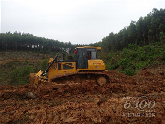 山推鋼鐵巨獸助力高速公路施工