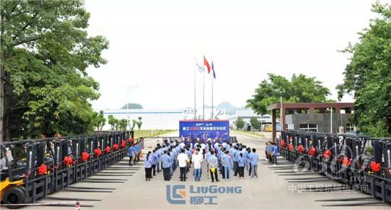 柳工大噸位叉車批量交付某知名快運(yùn)公司