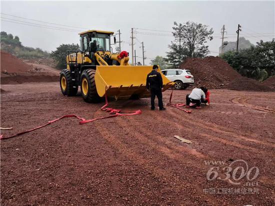山推裝載機(jī)贏得石料廠老板由衷稱贊