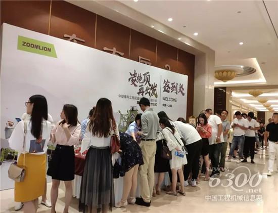 中聯(lián)重科工程起重機(jī)七大新品發(fā)布會暨上海區(qū)域交付儀式