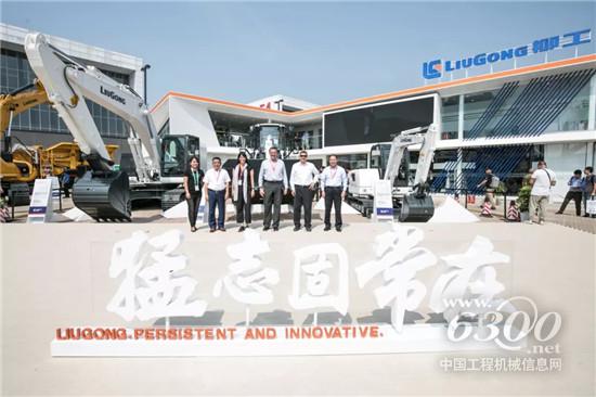  展會第二天，柳工賓朋滿座！火炎焱燚……