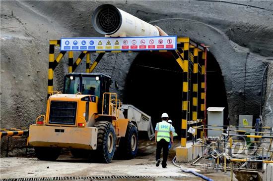 柳工“經(jīng)典神機(jī)”為印尼雅萬(wàn)鐵路建設(shè)保駕護(hù)航