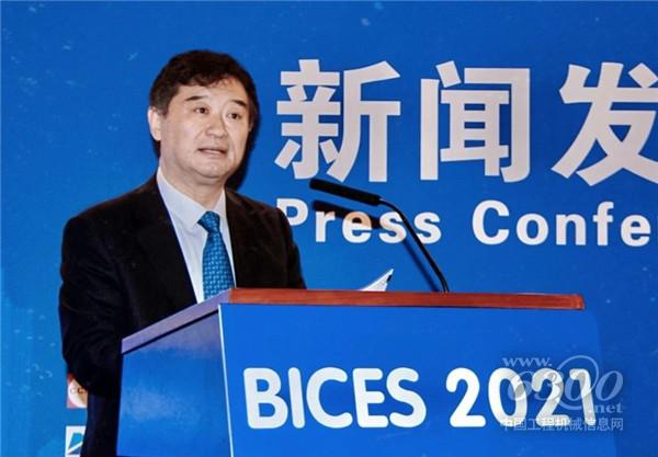 協(xié)會(huì)會(huì)長(zhǎng)蘇子孟作《工程機(jī)械行業(yè)發(fā)展成就與形勢(shì)展望》主題發(fā)言