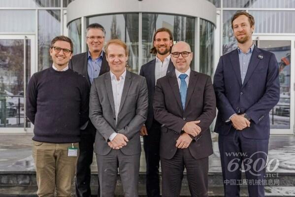 舍弗勒集團(tuán)首席運(yùn)營(yíng)官安德烈亞斯-?？?左三)、舍弗勒氫能戰(zhàn)略副總裁Stefan Gossens博士(右二)及雙方代表參加合作意向書簽訂儀式