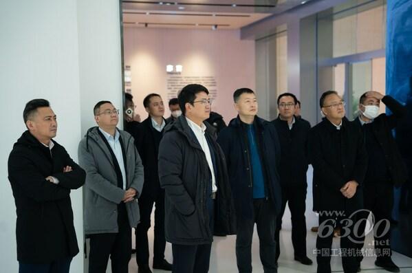 【宇通輕型商用汽車有限公司董事長兼總經(jīng)理顧德華（左）＆中集車輛集團(tuán)副總裁兼CTO，中集車輛太字節(jié)業(yè)務(wù)集團(tuán)CEO李曉甫博士】