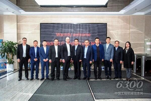 斯凱孚總裁兼首席執(zhí)行官Rickard Gustafson（左五），南高齒集團(tuán)總裁胡吉春（右六）及雙方高層團(tuán)隊(duì)合影