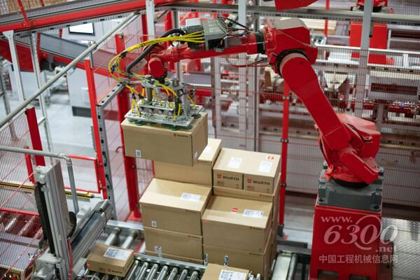 托盤機(jī)器人將包裹從傳送帶放置到托盤上，然后將它們運(yùn)送給客戶。托盤機(jī)器人每天可以處理大約8,000個(gè)平均重量為12公斤的包裹。