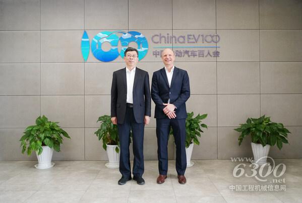 DEKRA德凱集團(tuán)董事會(huì)主席兼首席執(zhí)行官Stan Zurkiewicz先生與中國(guó)電動(dòng)汽車(chē)百人會(huì)副理事長(zhǎng)兼秘書(shū)長(zhǎng)張永偉先生