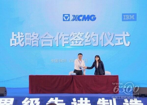 徐工集團、徐工機械董事長楊東升與IBM咨詢大中華區(qū)高級合伙人、企業(yè)業(yè)務轉型服務總經理李郁靜代表徐工及IBM簽署合作協(xié)議。