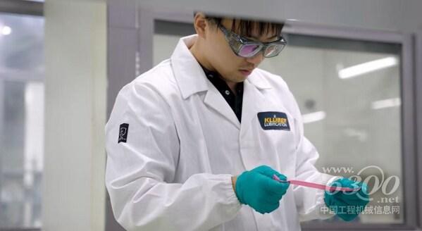 簽約儀式現(xiàn)場合照（左：圣東尼事業(yè)部總經(jīng)理李諾，右：克魯勃潤滑劑行業(yè)銷售總監(jiān)趙磊）