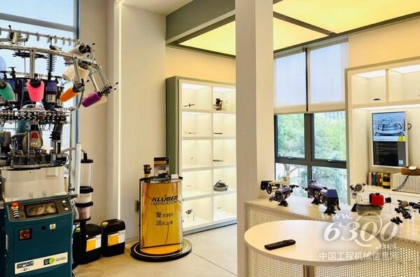 簽約儀式現(xiàn)場合照（左：圣東尼事業(yè)部總經(jīng)理李諾，右：克魯勃潤滑劑行業(yè)銷售總監(jiān)趙磊）