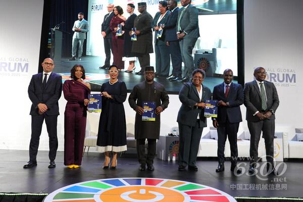 巴巴多斯總理米婭?莫特利（ Mia Mottley ）在塞拉利昂總統(tǒng)朱利葉斯?馬達?比奧（ Julius Maada Bio ）、坦桑尼亞副總理多托?比特科（ Doto Biteko ）和聯(lián)合國秘書長負責人人享有可持續(xù)能源的首席執(zhí)行官兼特別代表（ UN SRSG ）以及聯(lián)合國能源機制聯(lián)合主席達米洛拉?奧貢比伊（ Damilola Ogunbiyi ）等人的陪同下，在SEforALL全球論壇上啟動了巴巴多斯能源轉型和投資計劃