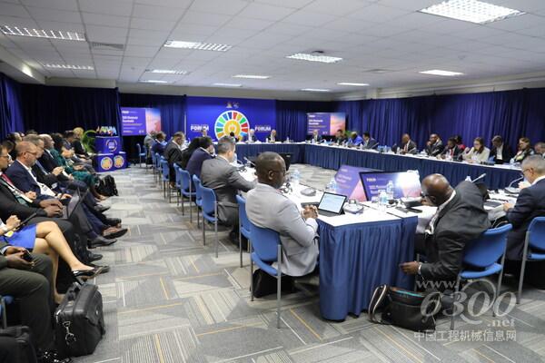 來自亞洲、非洲、拉丁美洲和加勒比地區(qū)以及太平洋地區(qū)的部長們在巴巴多斯舉行的SEforALL全球論壇期間舉行會議