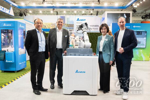 臺(tái)達(dá)首席品牌官郭珊珊(右二)、臺(tái)達(dá)EMEA區(qū)總裁暨總經(jīng)理Dalip Sharma(左二)、臺(tái)達(dá)EMEA區(qū)副總裁Tim Lee(左一)及臺(tái)達(dá)機(jī)電事業(yè)群EMEA區(qū)資深業(yè)務(wù)處長(zhǎng)Michael Mayer-Rosa(右一)于漢諾威展上向媒體和客戶介紹臺(tái)達(dá)D-Bot系列協(xié)作機(jī)器人及首度推出的Cognibot Kit，展示相關(guān)AI應(yīng)用。