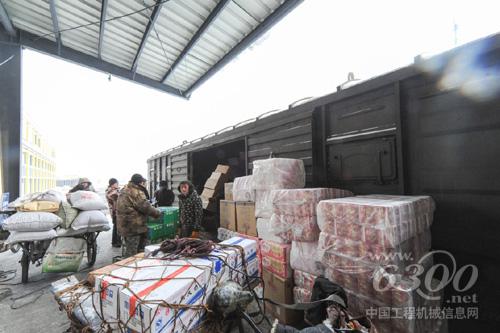 1月19日，濱江物流中心工人將貨品搬運(yùn)至火車車廂內(nèi)。