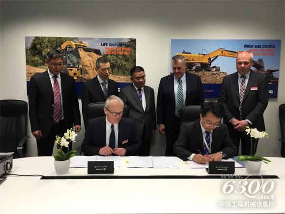 柳工與康明斯關(guān)于維修和維修用配件協(xié)議簽約儀式現(xiàn)場(chǎng)