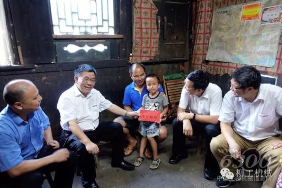 曾光安給美俗村貧困家庭捐贈愛心助學(xué)金