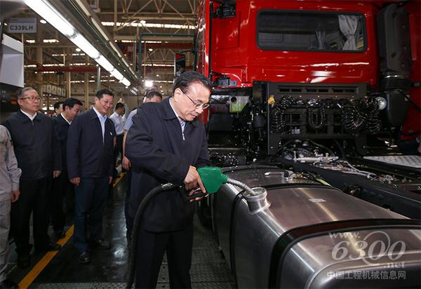 2016年5月23日，李克強到湖北十堰考察東風(fēng)商用車重卡新工廠，在裝配生產(chǎn)線旁應(yīng)邀為新型重卡加油