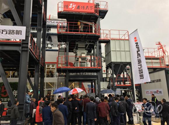 南方路機(jī)V7干式制砂演練現(xiàn)場(chǎng)，吸引大批客商