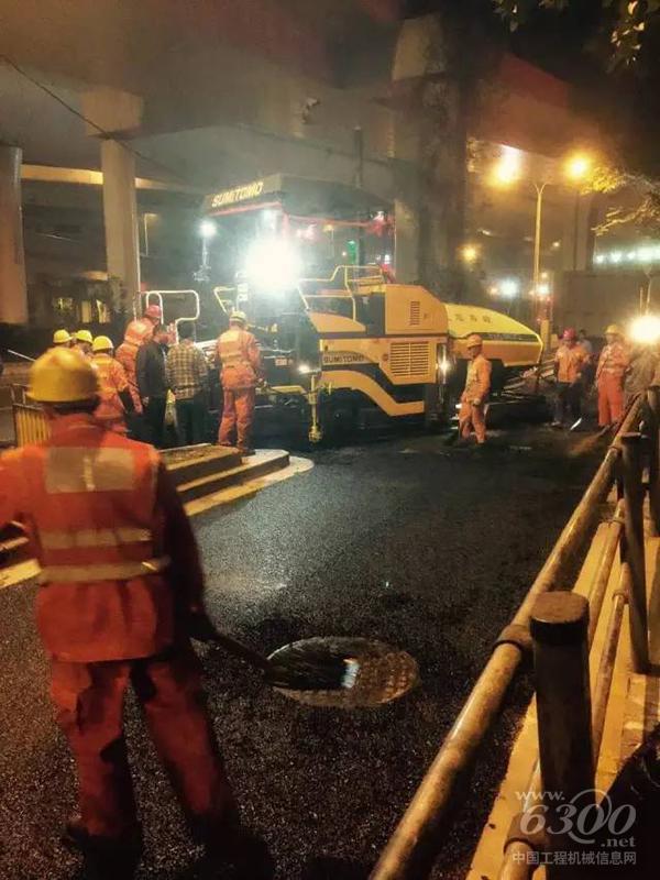 在夜間能見度不良的條件下，住友機器的全新照明系統(tǒng)盡顯優(yōu)勢