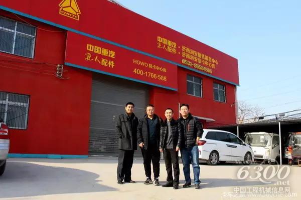 聚鑫專用車(chē)公司、輕卡銷(xiāo)售部魯北大區(qū)、配件中心庫(kù)、濟(jì)南潤(rùn)安4S店領(lǐng)導(dǎo)合影