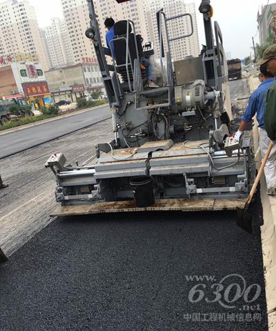 中交西筑LTDY180攤鋪機在甘肅西峰市環(huán)縣道路施工
