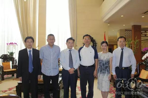 梁穩(wěn)根一行與中國駐印尼大使謝鋒、公參王立平合影