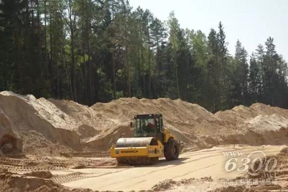 國(guó)機(jī)重工LSS320壓路機(jī)