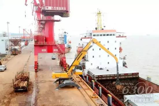 A954CHD抓料機(jī)在萬(wàn)方國(guó)際碼頭配合門機(jī)進(jìn)行卸船作業(yè)