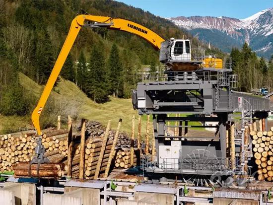 利勃海爾EP934C電動(dòng)抓料機(jī)在造紙廠進(jìn)行木材裝卸作業(yè)