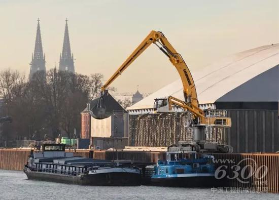 利勃海爾新推出的100噸級(jí)LH110系列抓料機(jī)