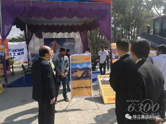 來徐工展區(qū)咨詢、洽談的客戶絡(luò)繹不絕
