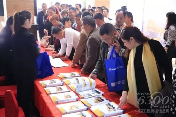 徐工起重機(jī)客戶交流會現(xiàn)場人流涌動，熱鬧非凡