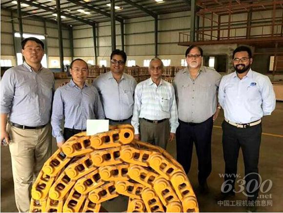 山推對印度代理公司進(jìn)行走訪調(diào)研，圖為工作人員合影