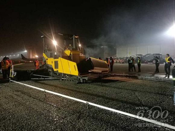 陜建機(jī)械瀝青混凝土攤鋪機(jī)在施工
